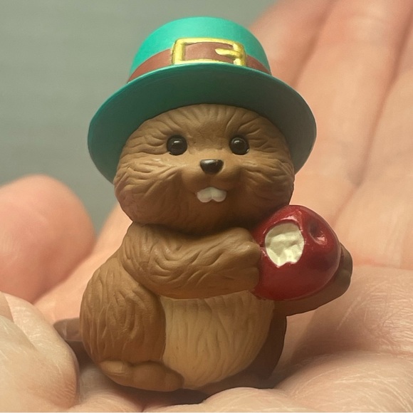 BNWT Vintage Hallmark Merry Miniature Pilgram Beaver Biting An Apple - Picture 2 of 12